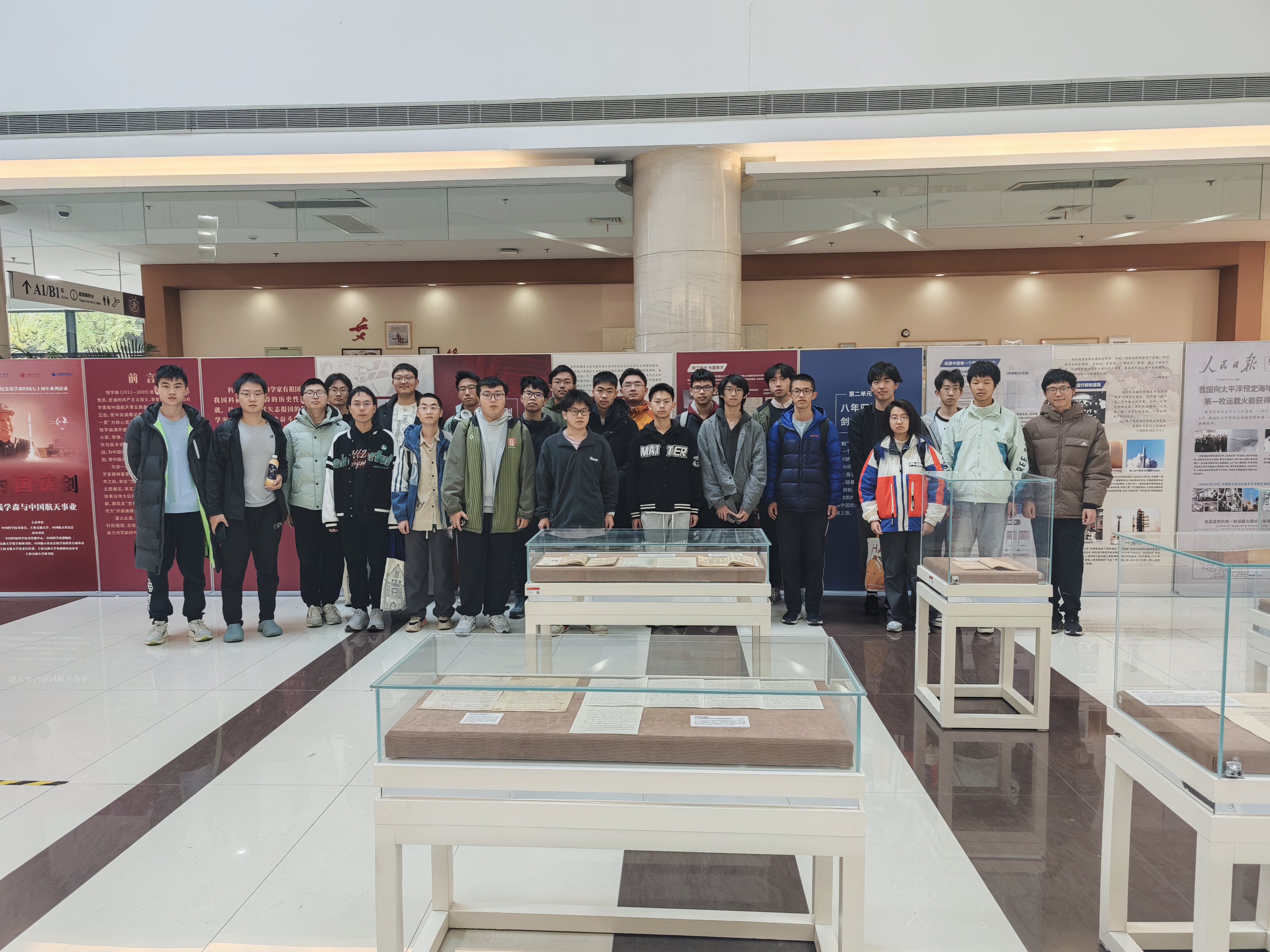 李政道班参观图书馆2.jpg